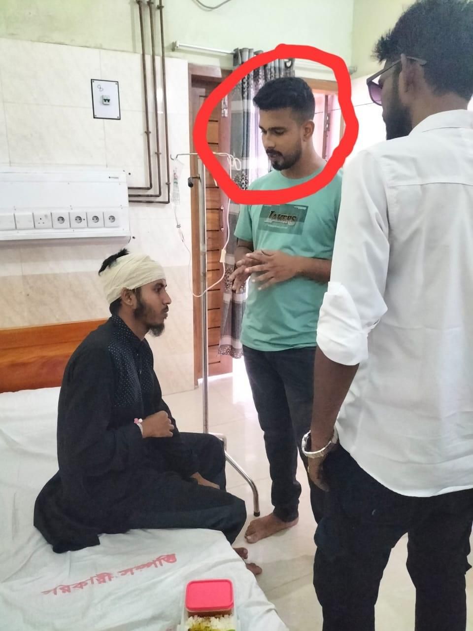 হাসপাতালে আহতদের পাশে